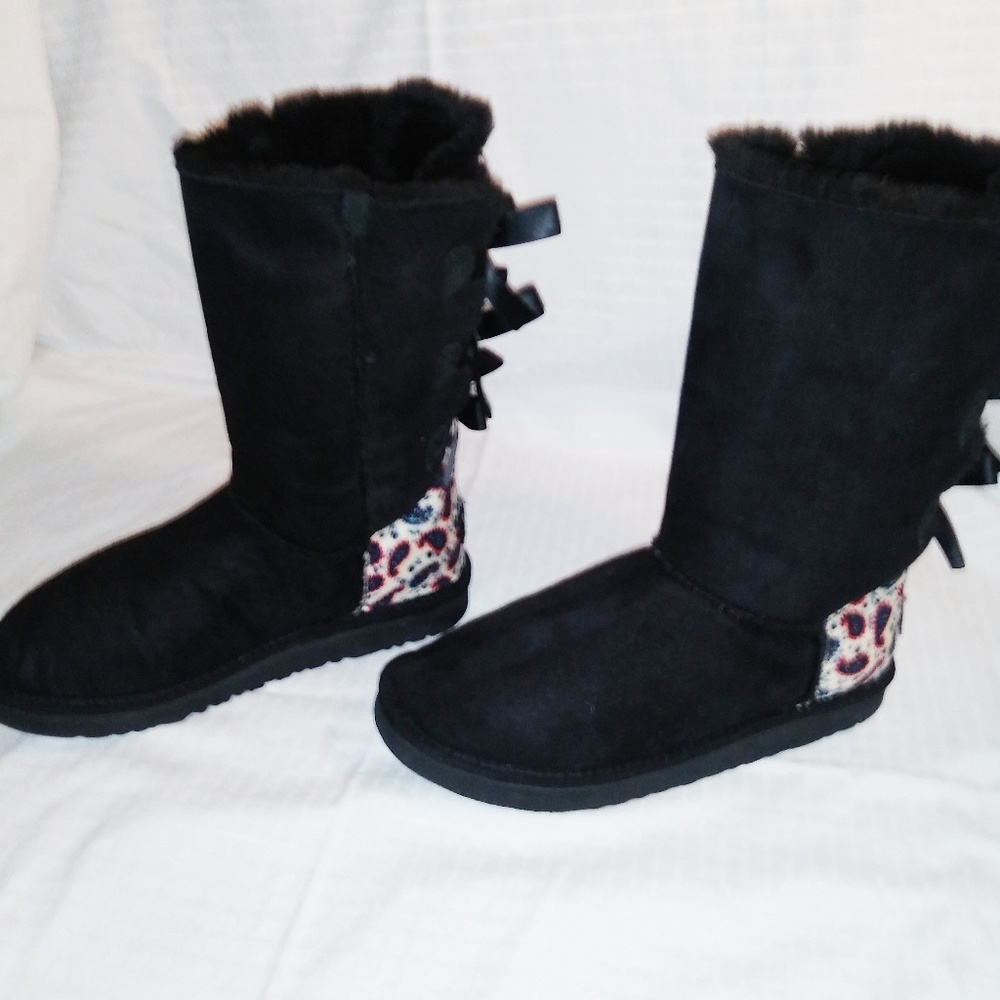 UGG (NWOT) black bailey bows tall w/ paisley - Picture 5 of 8